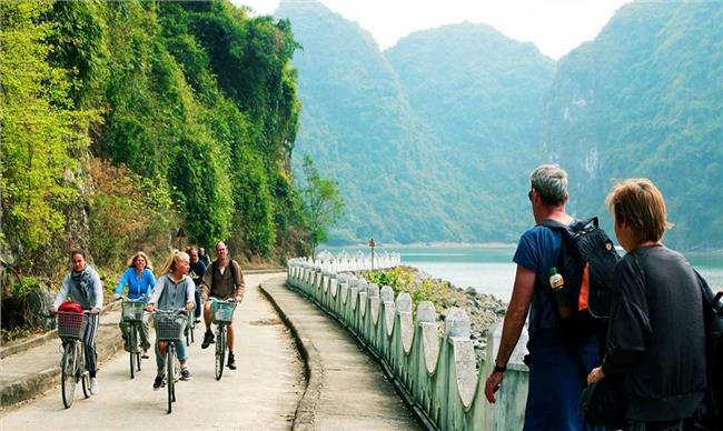 Cycling in Viet Hai Village